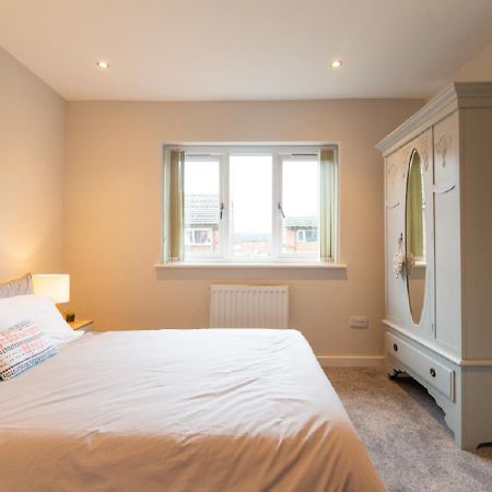 Beautiful 6 Bedroom Holiday Home, Manchester Уидъншоо Екстериор снимка