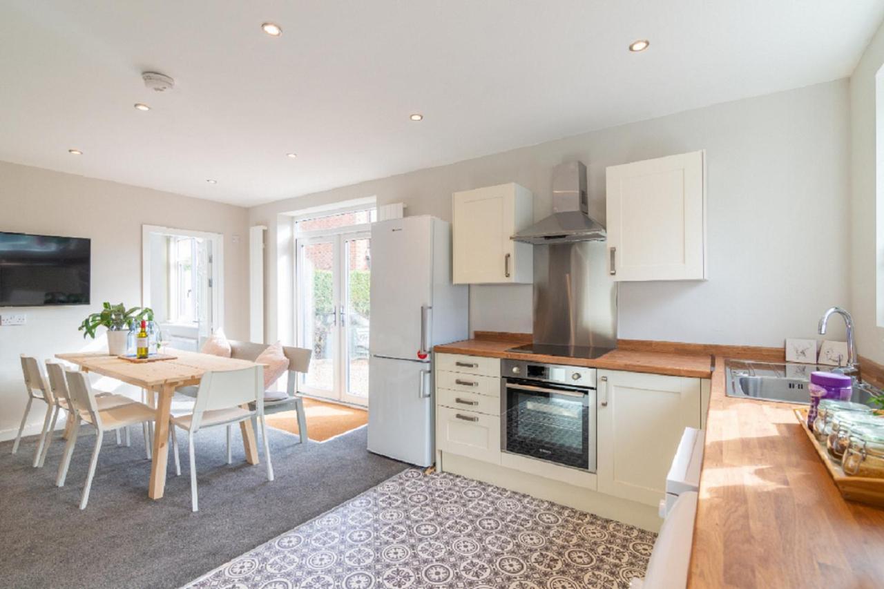 Beautiful 6 Bedroom Holiday Home, Manchester Уидъншоо Екстериор снимка