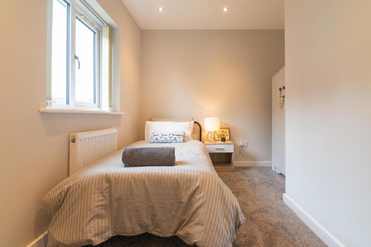 Beautiful 6 Bedroom Holiday Home, Manchester Уидъншоо Екстериор снимка